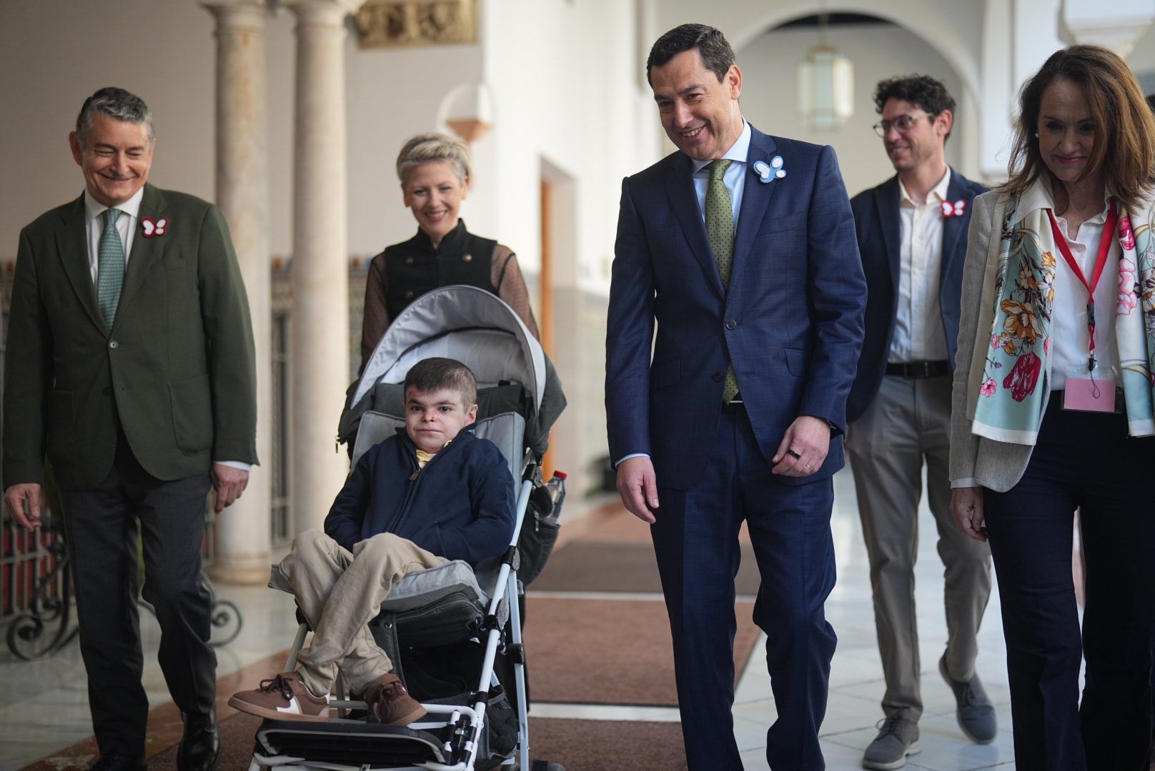 Juanma Moreno junto a Leo.