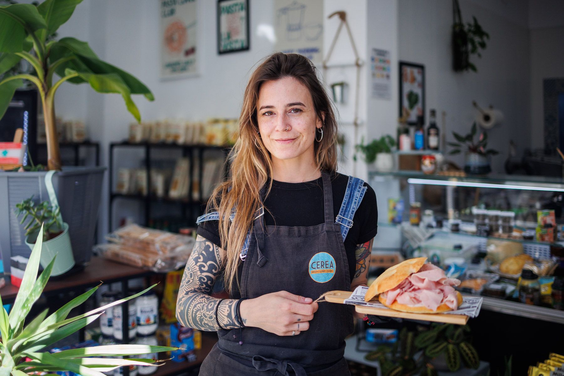 Alessia Perotto con una focaccia en Cerea, el mercado gourmet de productos italianos de la calle Medina, en Jerez.