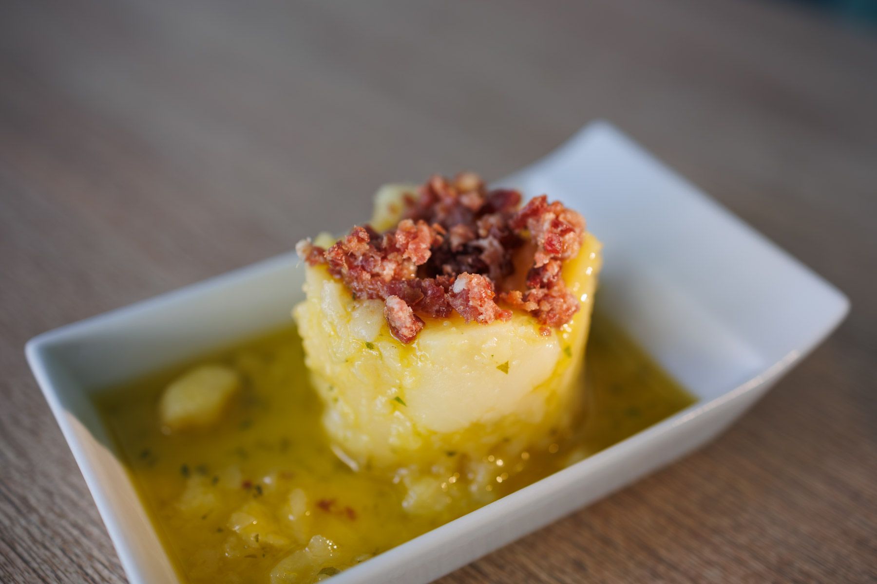 Las papas aliñás con ibéricos, una de las grandes delicias de Val de Pepe.