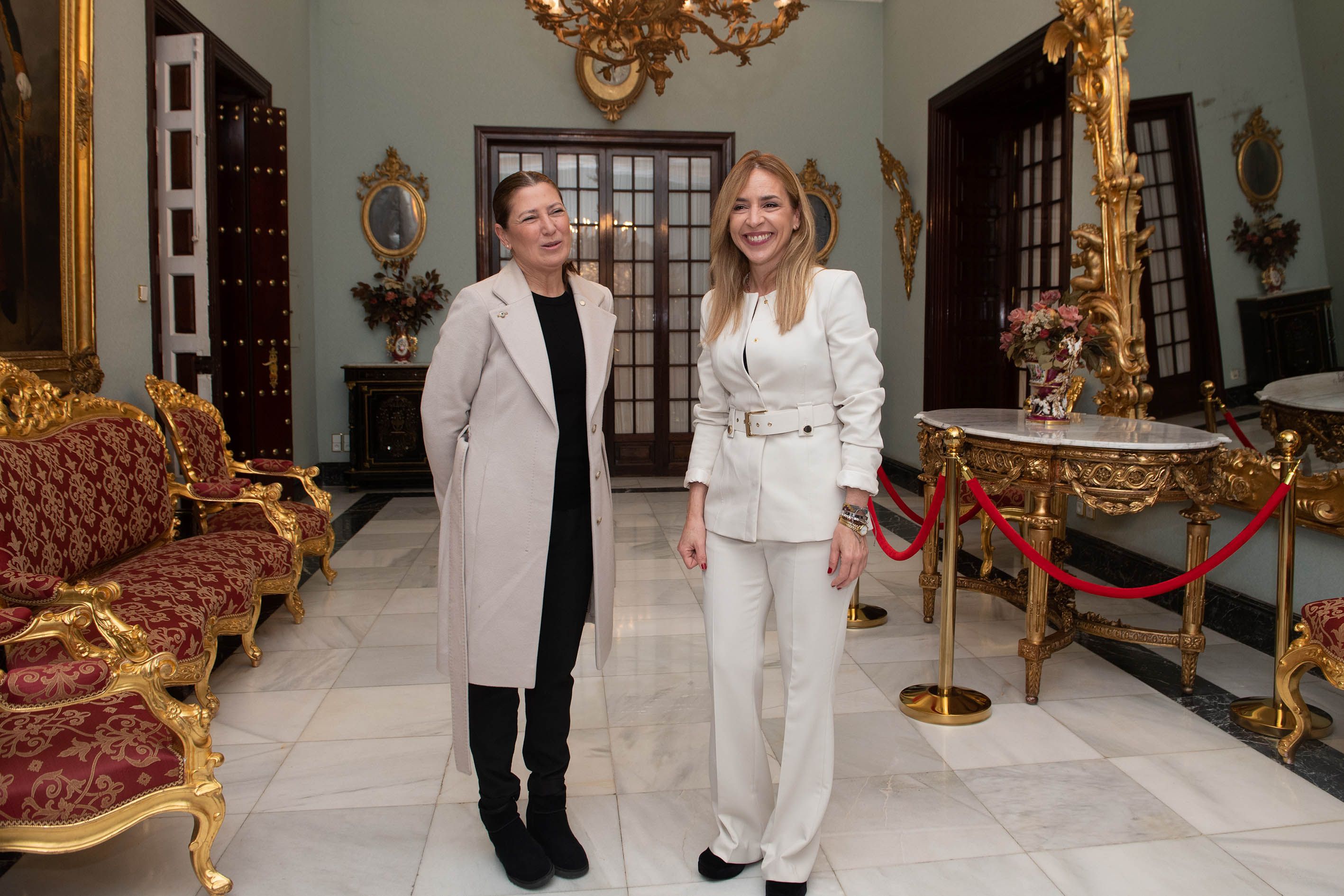 La presidenta de Diputación, Almudena Martínez, con la bailaora Sara Baras.