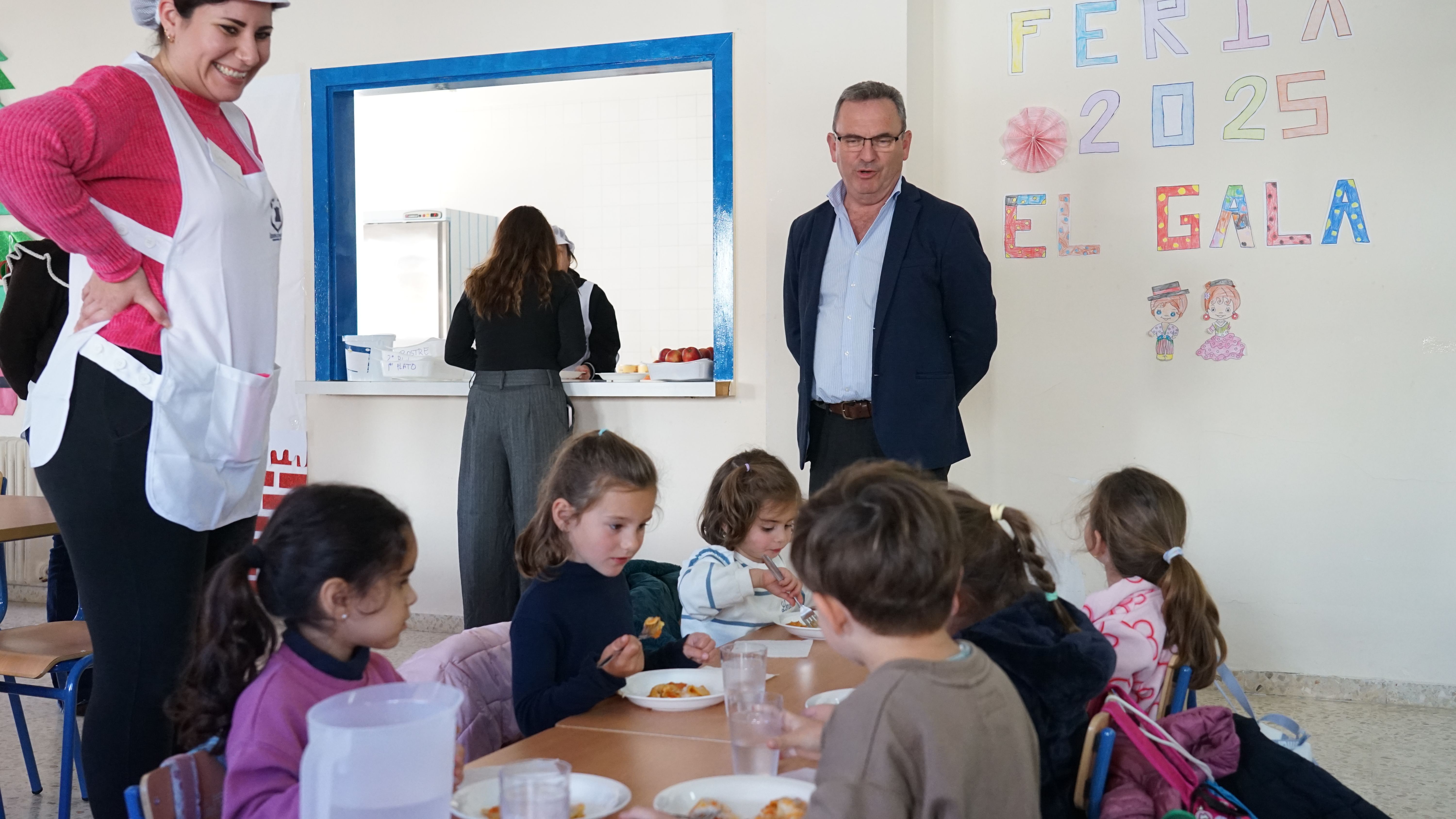 El alcalde de El Cuervo, José Manuel Oliva, en el nuevo comedor del CEIP Antonio Gala.
