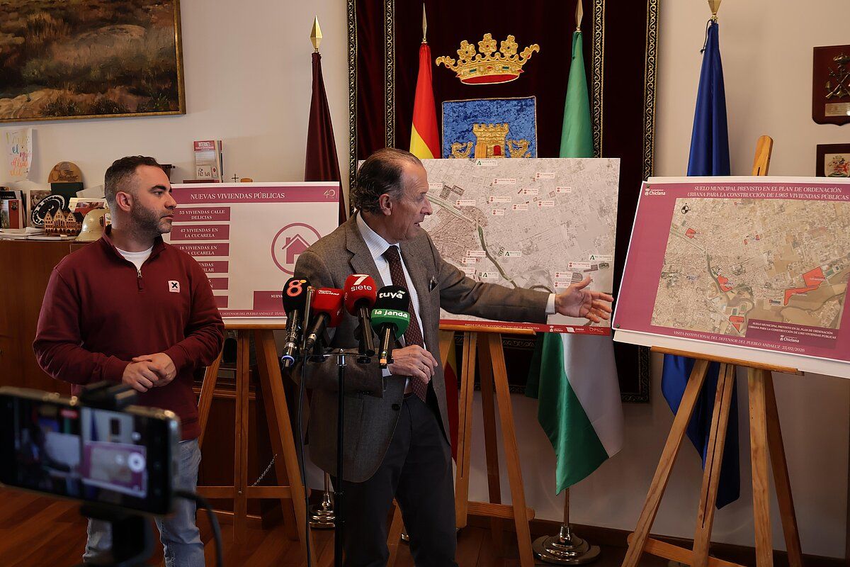 El alcalde de Chiclana, José María Román, explica el proyecto para construir viviendas asequibles para jóvenes.