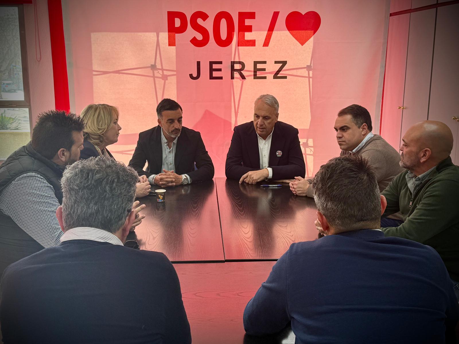 En el centro de la imagen, Juan Carlos Ruiz Boix y José Antonio Díaz, en la sede del PSOE de Jerez este pasado miércoles.