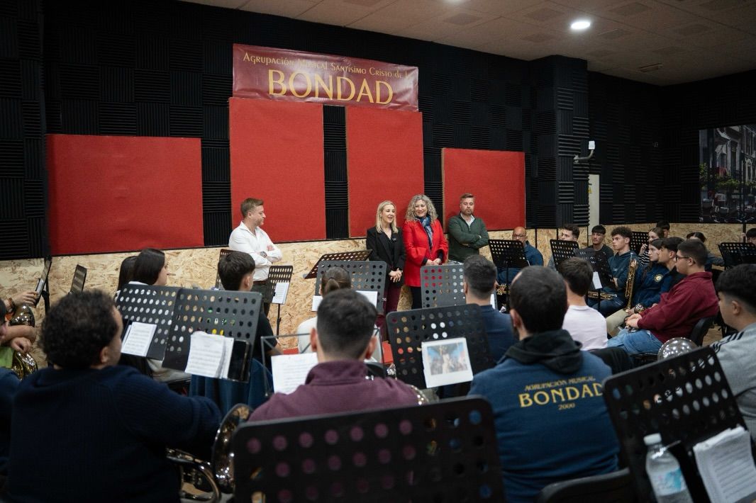 La alcaldesa y autoridades en la apertura de la sala de la formación musical. 