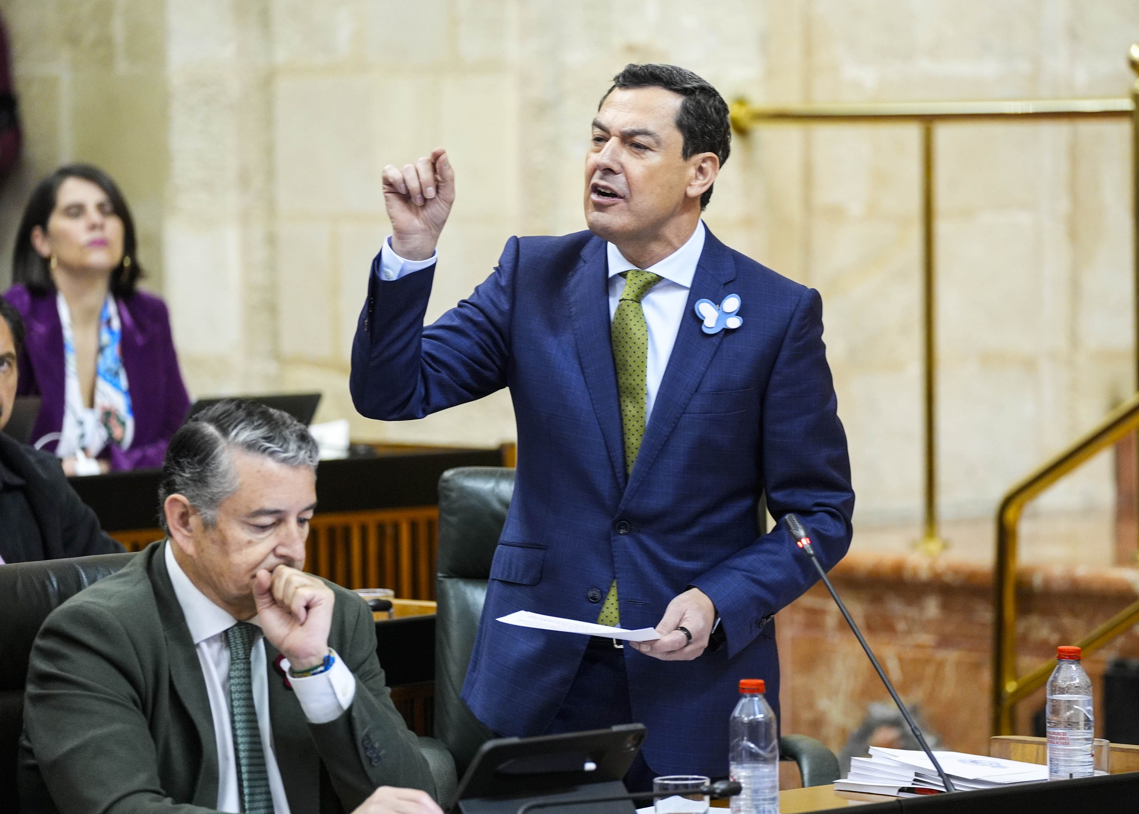 El presidente de la Junta de Andalucía, Juanma Moreno, dirigiéndose a la oposición.