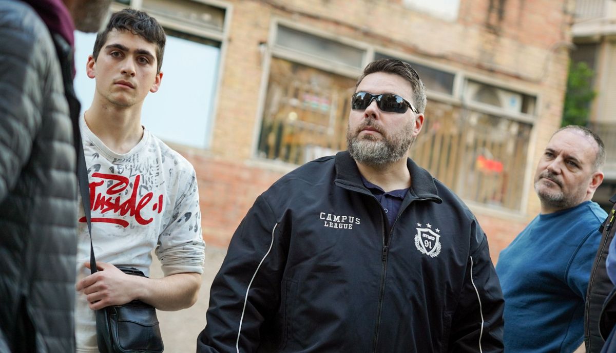 Iván López, en el centro, dialoga con uno de los 'gorrillas' durante una de las patrullas vecinales en El Cerezo.