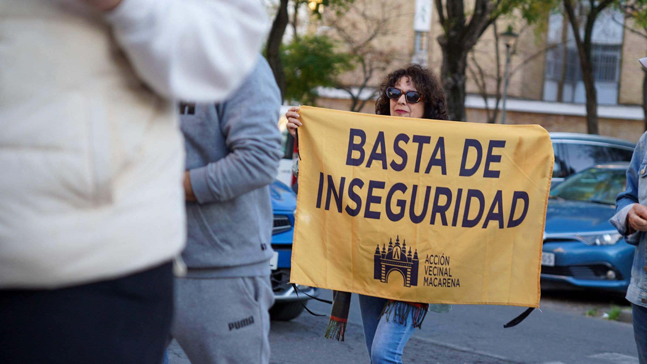 Vecinos del barrio sevillano de El Cerezo, en el distrito Macarena, protestan contra la inseguridad y reclaman mayor presencia policial en la zona. Vecinos del barrio sevillano de El Cerezo, en el distrito Macarena, protestan contra la inseguridad y reclaman mayor presencia policial en la zona.