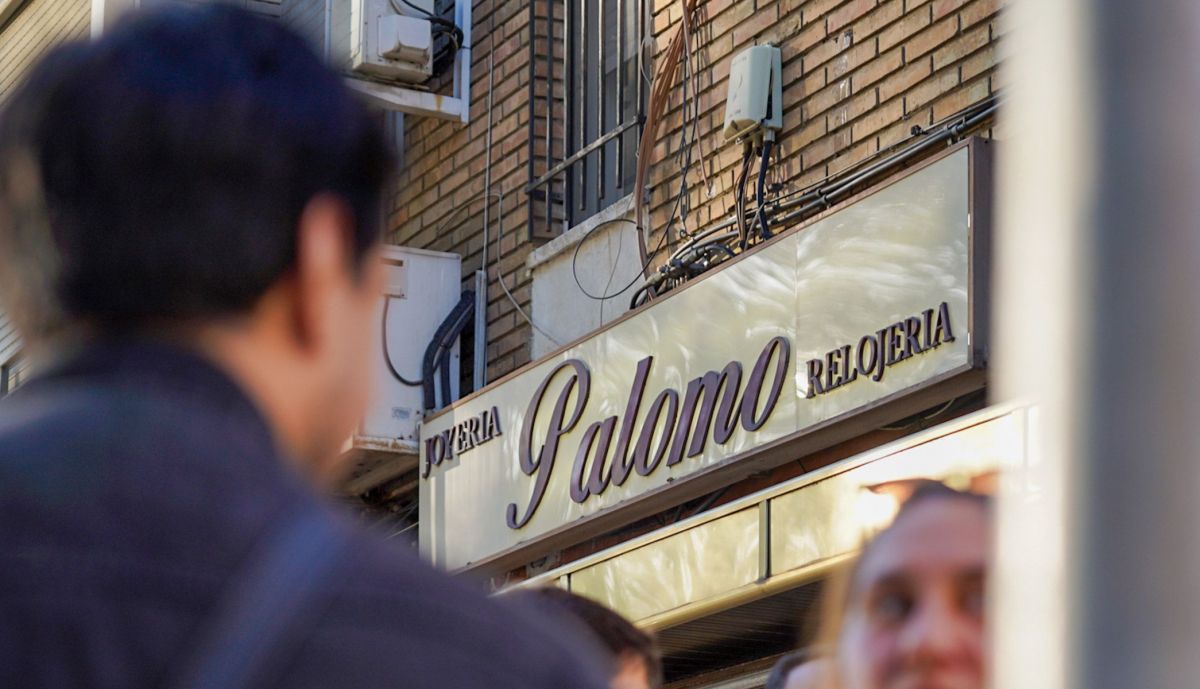 La Joyería Palomo, en El Cerezo, punto de encuentro para el primer turno antes de iniciar uno de los paseos vecinales organizados contra la inseguridad en este barrio del distrito Macarena de Sevilla.