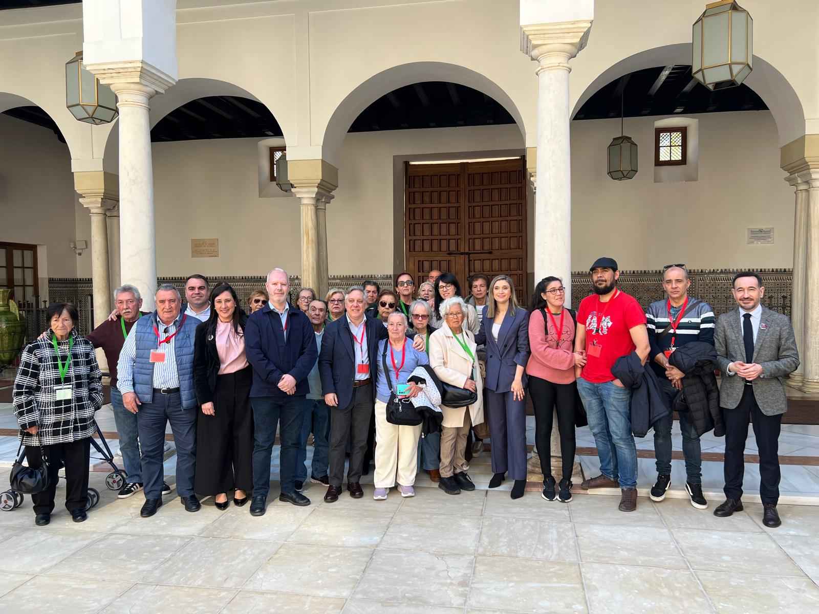 Vecinos de Puntales, en el exterior del Parlamento andaluz.