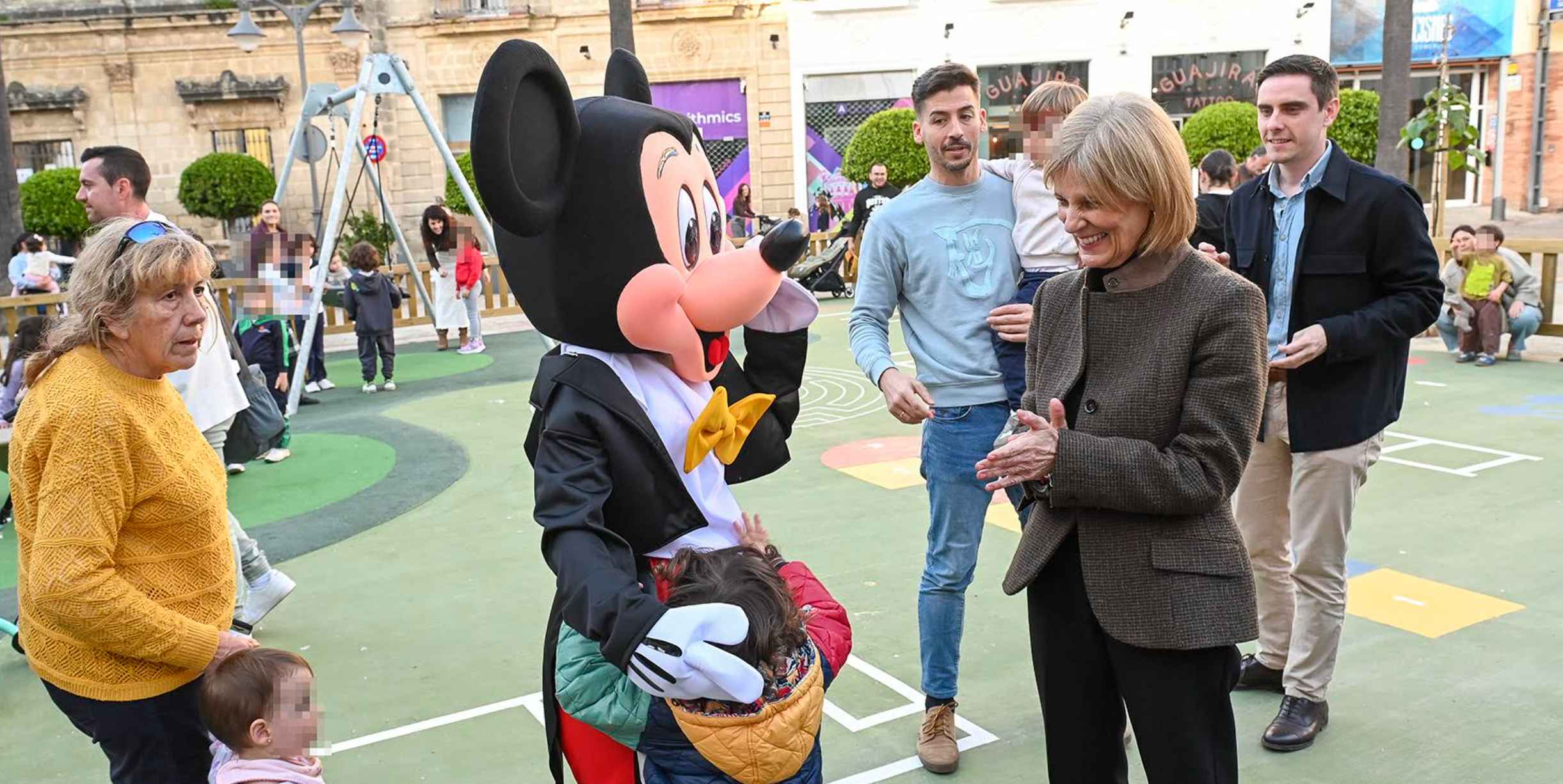 La alcaldesa María José García Pelayo, junto a Mickey Mouse, en la inauguración del parque infantil.