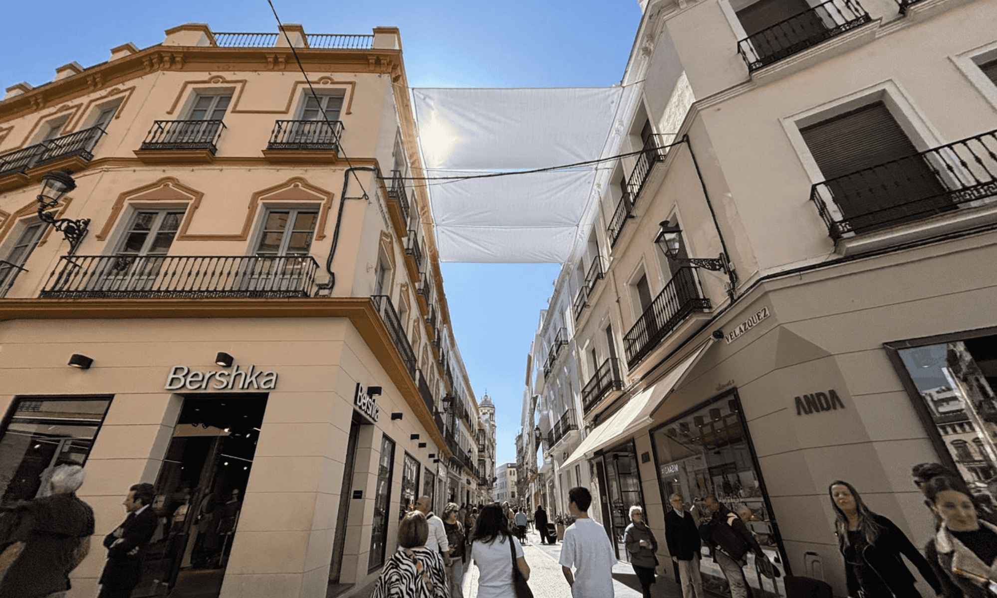 Sevilla contará con más toldos para combatir el calor.