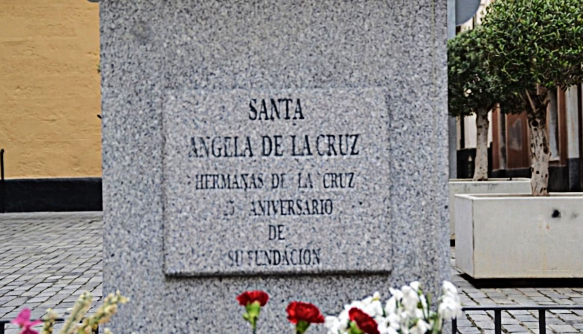 Monumento Santa Ángela de la Cruz, pedestal y placa.