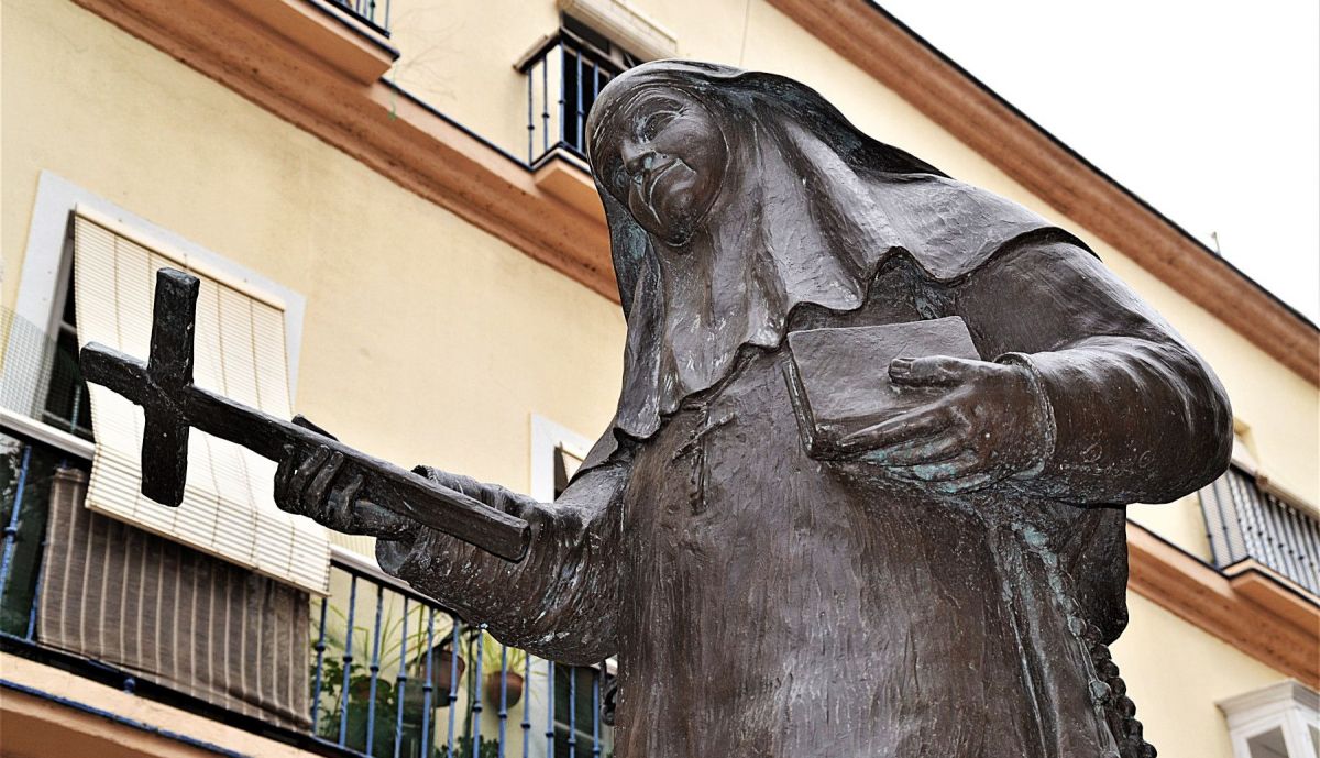 Monumento Santa Ángela de la Cruz, detalle torso desde el ángulo derecho.