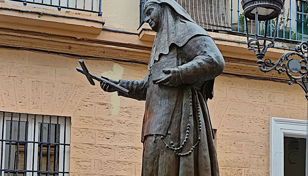 Monumento Santa Ángela de la Cruz, vista lateral derecha.