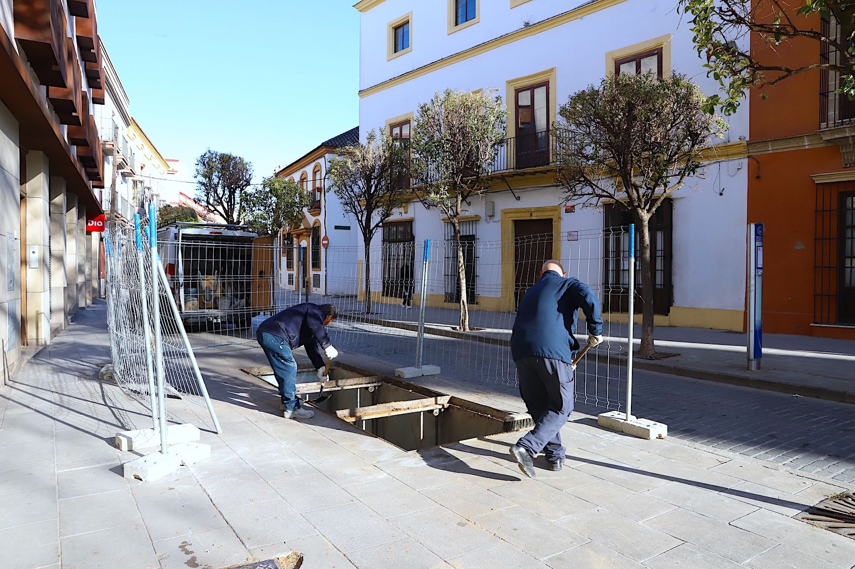 Trabajos de retirada de los contenedores soterrados inutilizados en la calle Lealas en Jerez.
