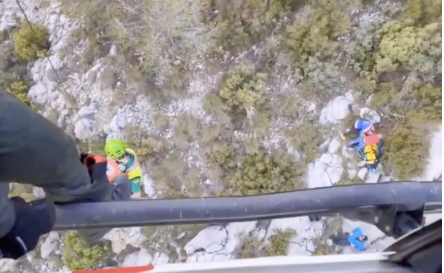 La Guardia Civil rescata a un parapentista en Algodonales.