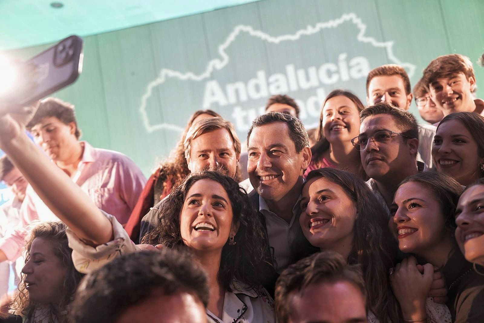 Jóvenes de Nuevas Generaciones con Juanma Moreno.