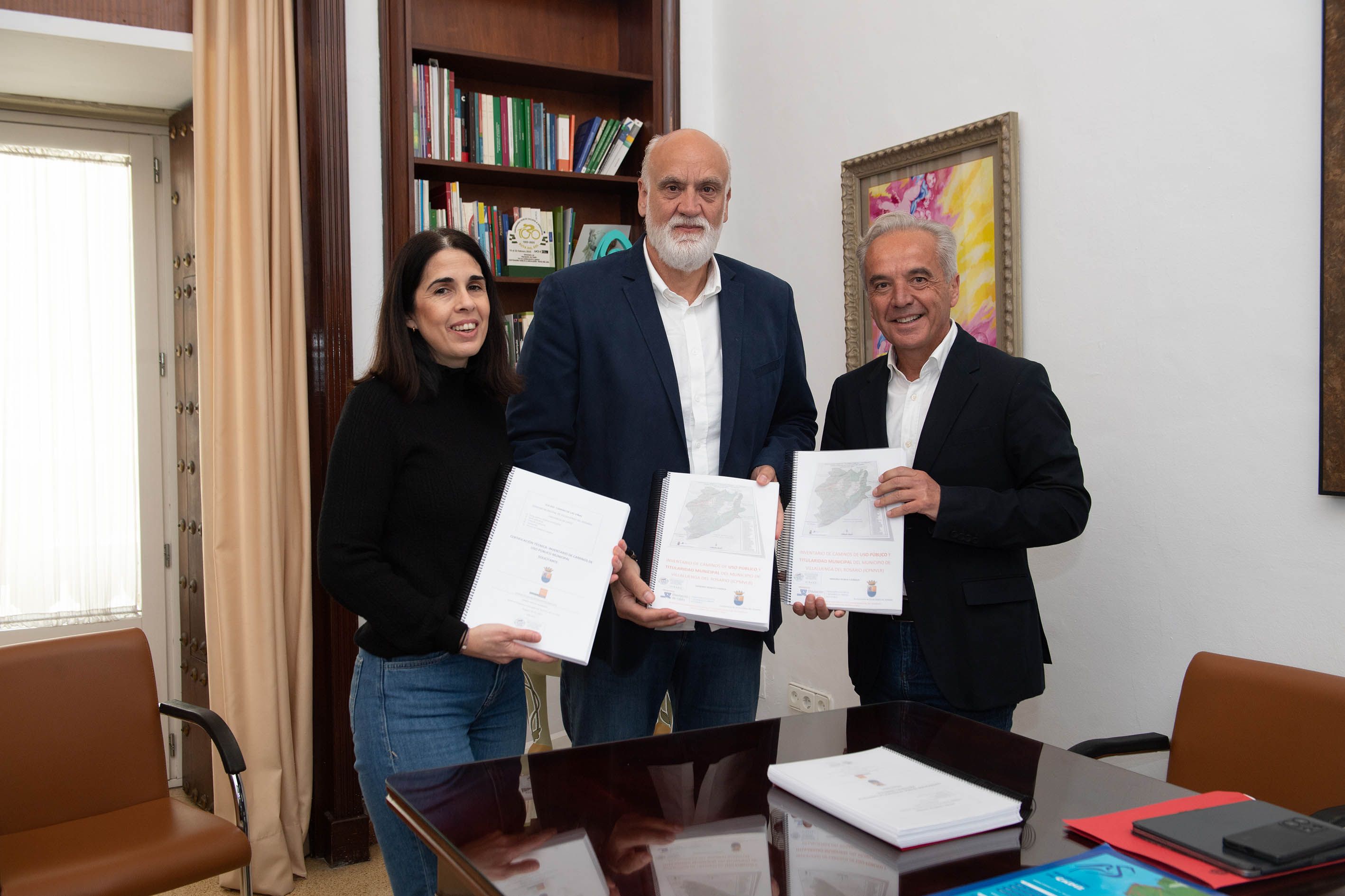 Entrega del Inventario de Caminos Públicos Municipales al alcalde de Villaluenga, Alfonso Moscoso.