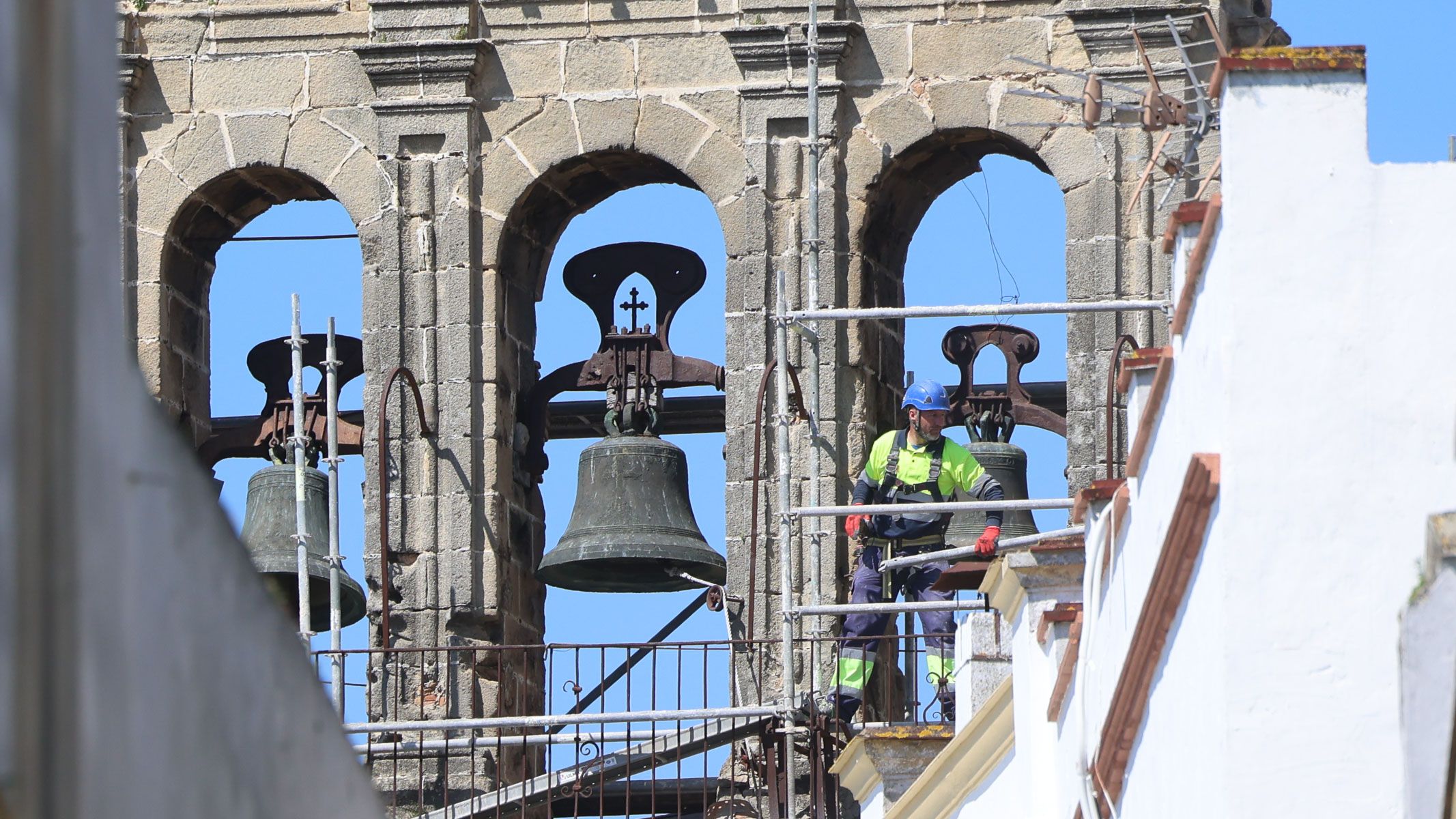 La espadaña de San Marcos, esta mañana, con el andamiaje instalado. 