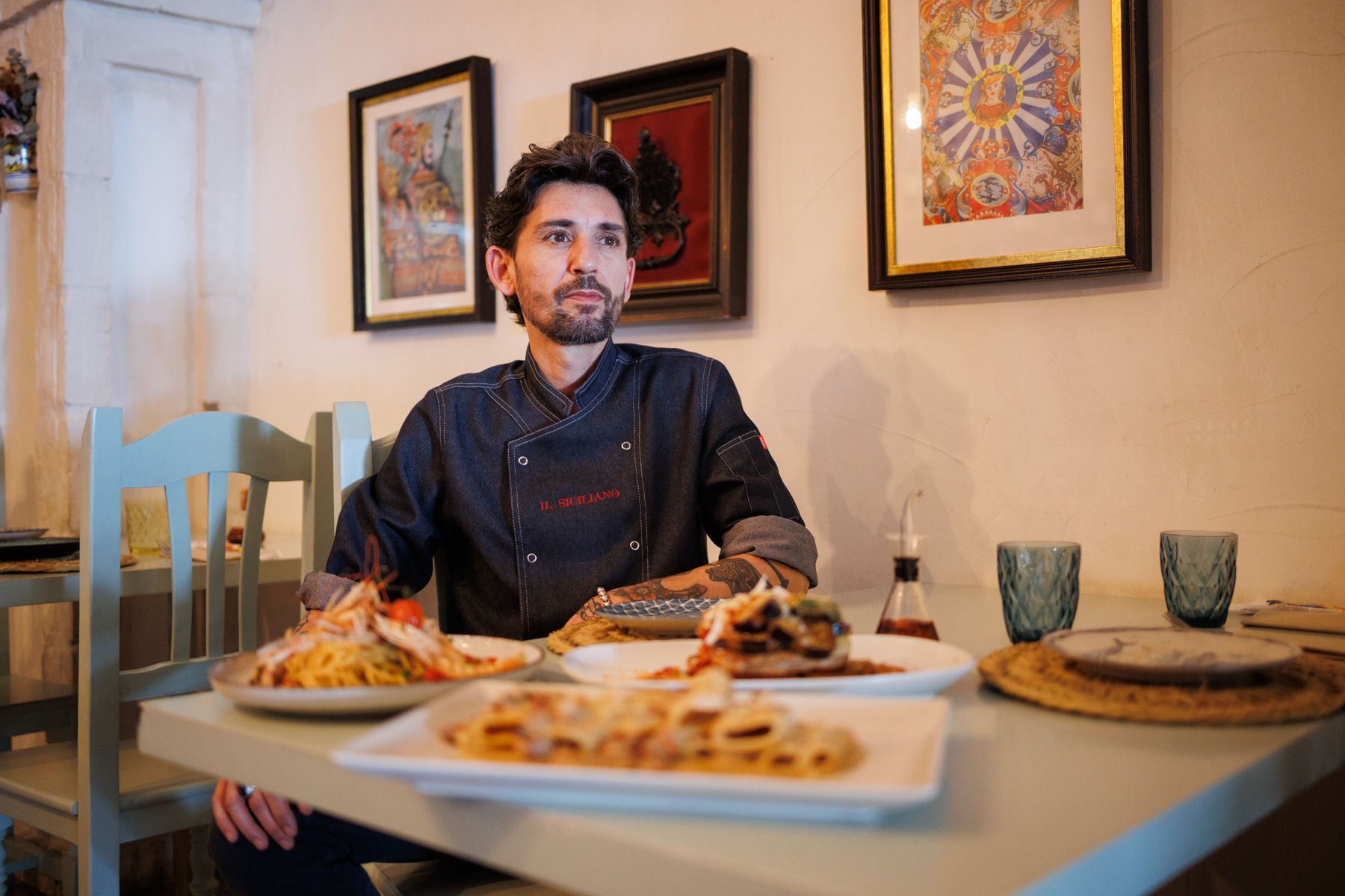 Michelangelo Collurá ante una frondosa mesa de cocina italiana de verdad, en su 'ristorante' Il Siciliano en Jerez.