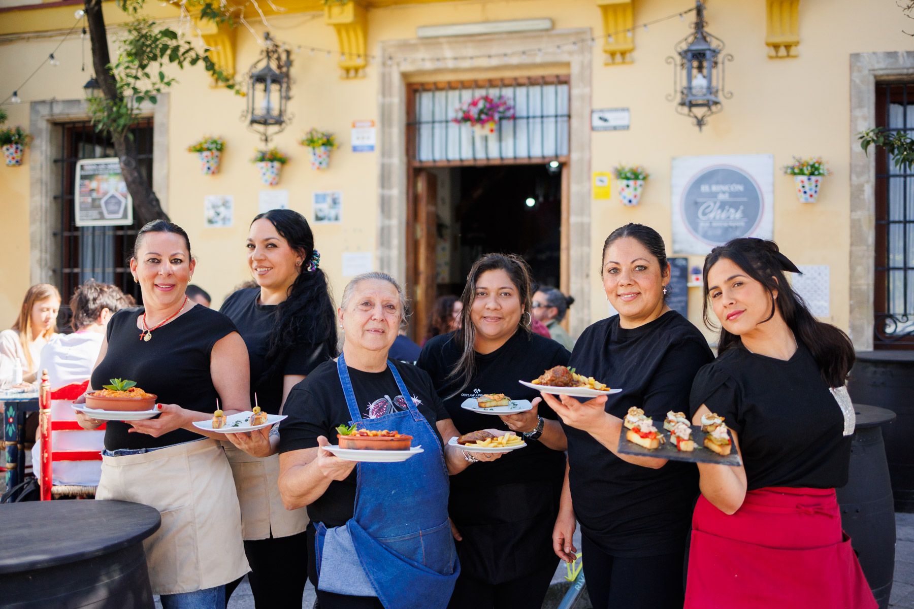 El personal del restaurante, frente a la fachada principal.