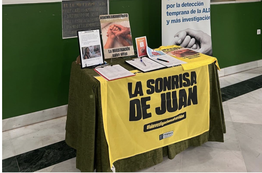 Un puesto de recogida de firmas instalado en una casa de hermandad. 