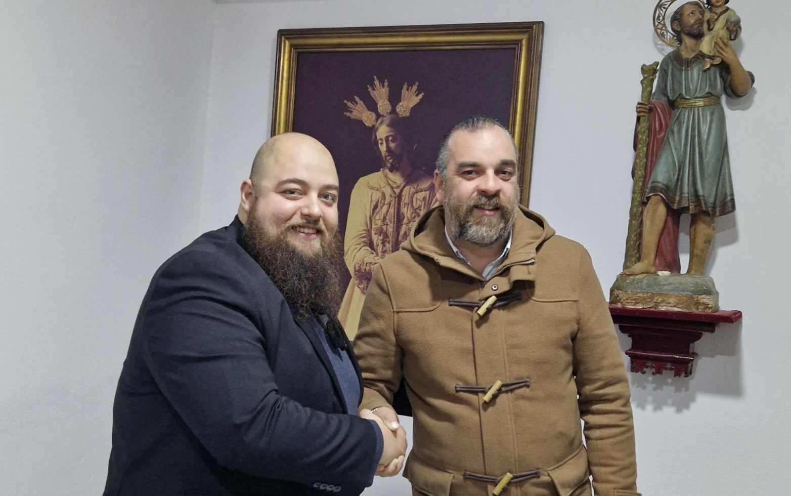 El hermano mayor, a la derecha, y el director de la banda portuense. 