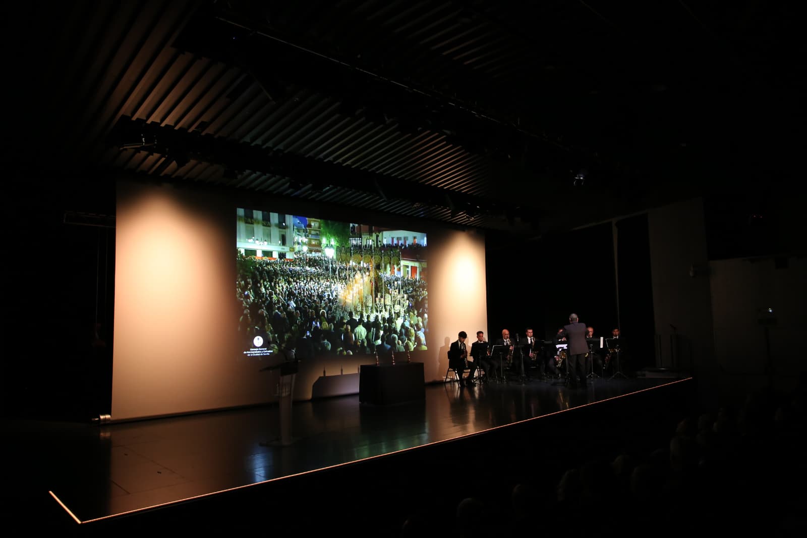 La cuerda de saxofones de la banda de Tejera durante su intervención en el acto. 