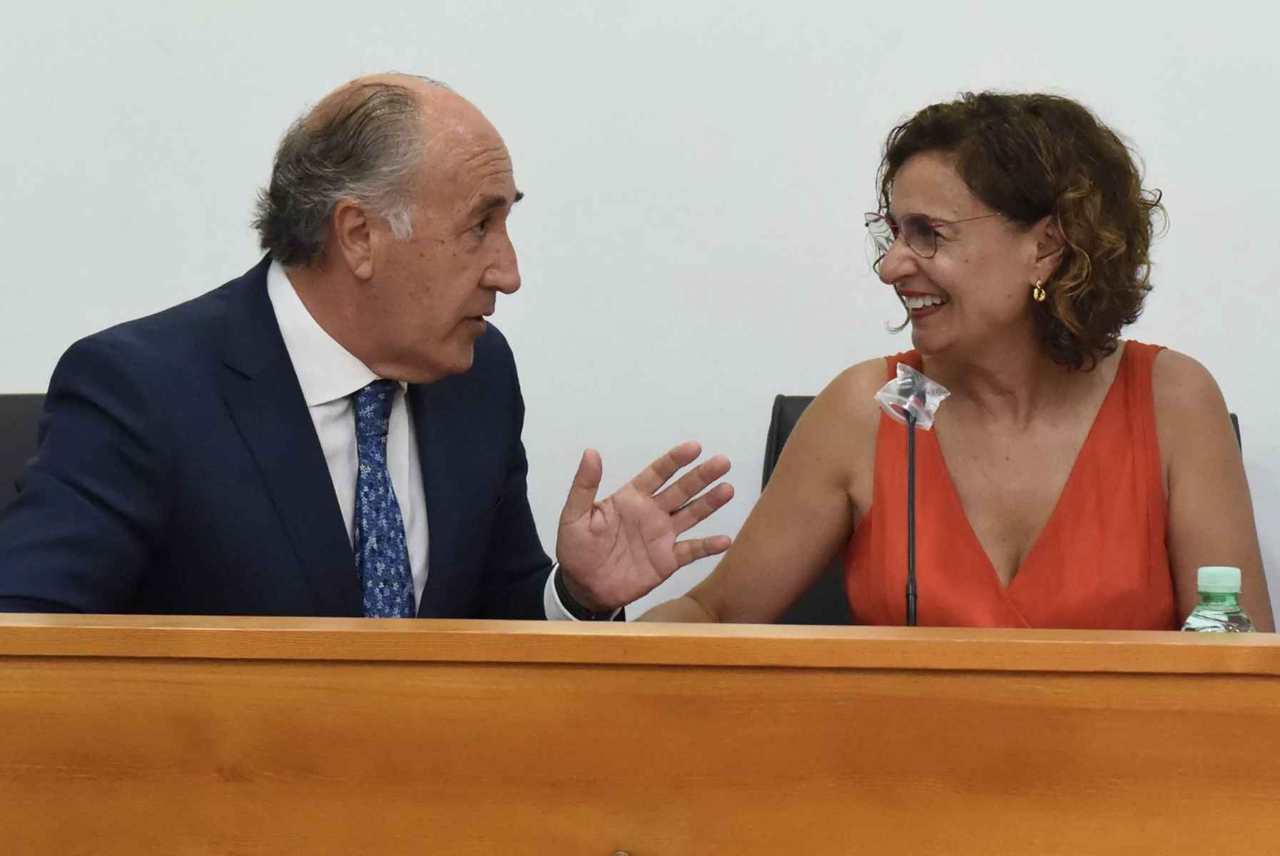 Una imagen de archivo de José Ignacio Landaluce junto a María Jesús Montero.