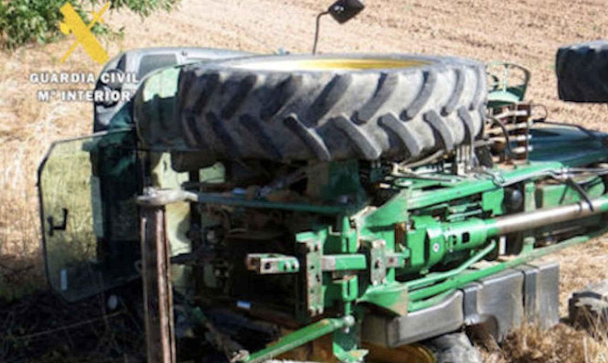 Imagen de archivo de un tractor volcado.