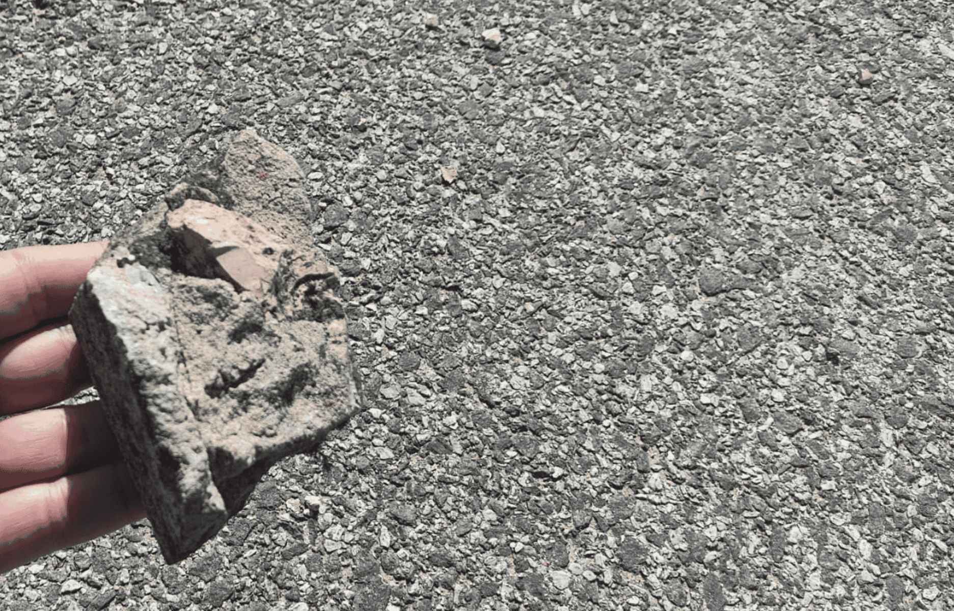 Una de las piedras lanzadas.   POLICÍA LOCAL DE PUERTO REAL