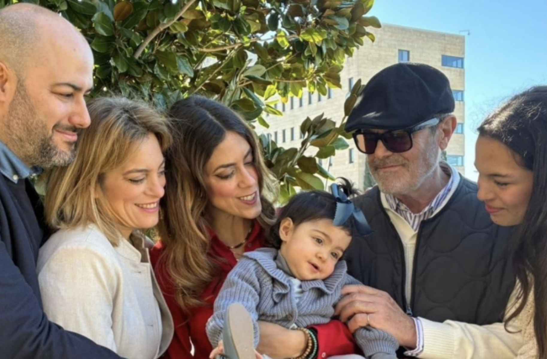 La pequeña Laura junto a su familia.