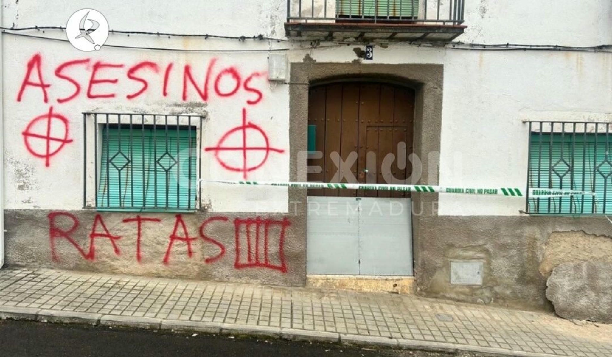 Pintadas en la fachada de la casa de los presuntos asesinos de Francisca Cadenas