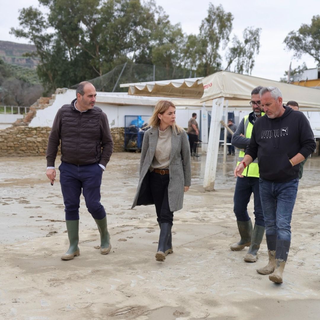 La presidenta de Diputación, Almudena Martínez, con Pedro Barroso, alcalde de Torre Alháquime.