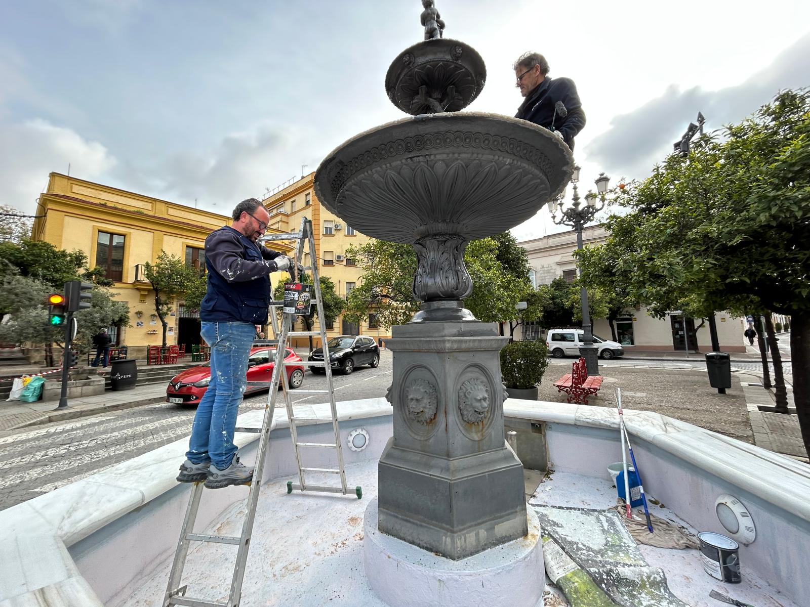 Labores de reparación en la fuente del barrio de Santiago de Jerez.