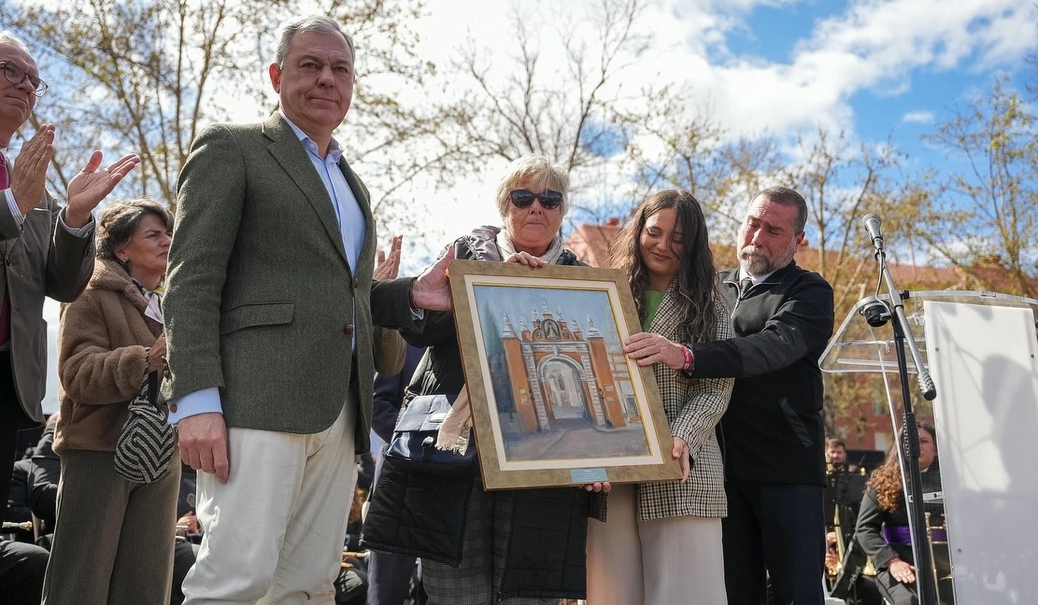 José Luis Sanz junto a la familia de María del Mar Tristán en el emotivo homenaje