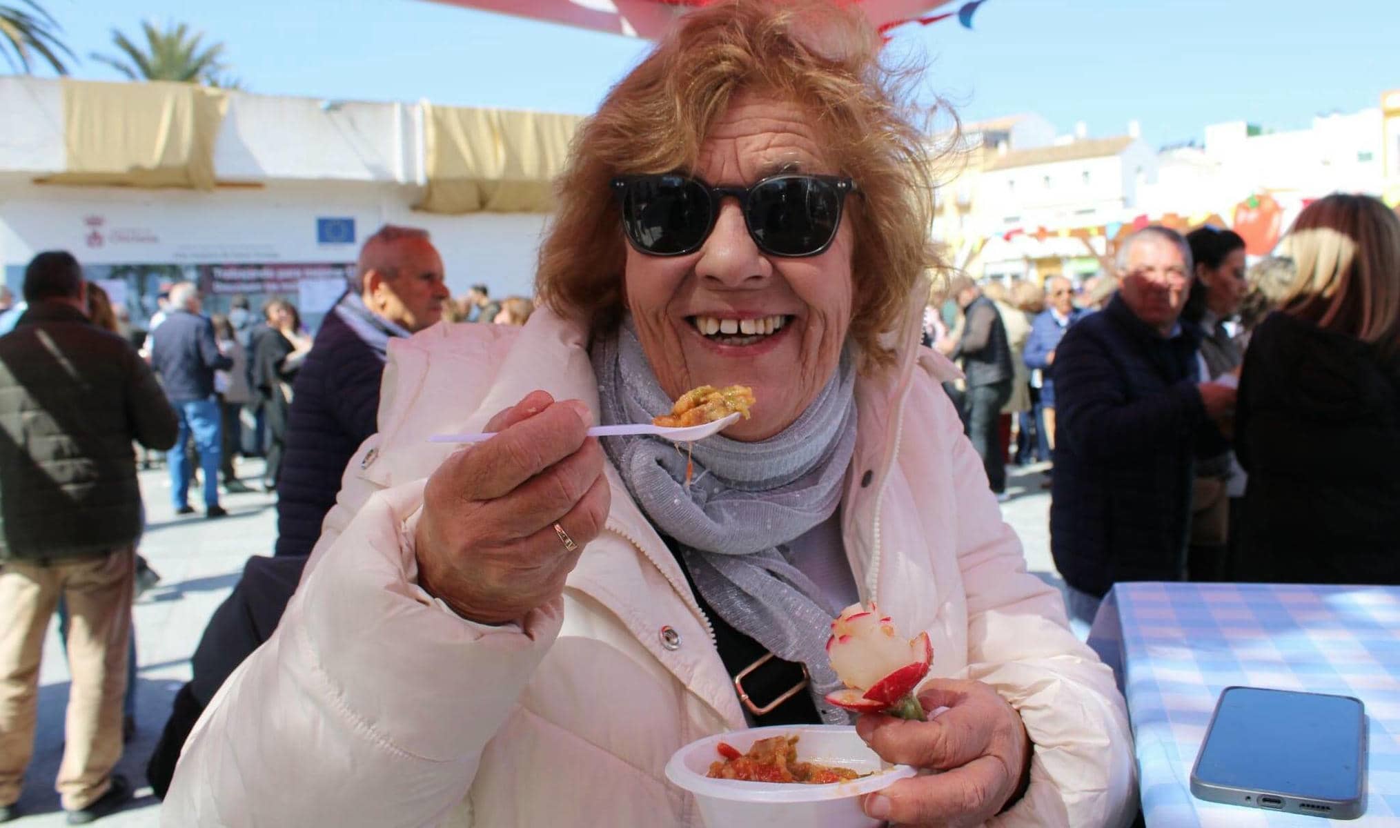 Una vecina de Chiclana presente en la consumición del gazpacho caliente