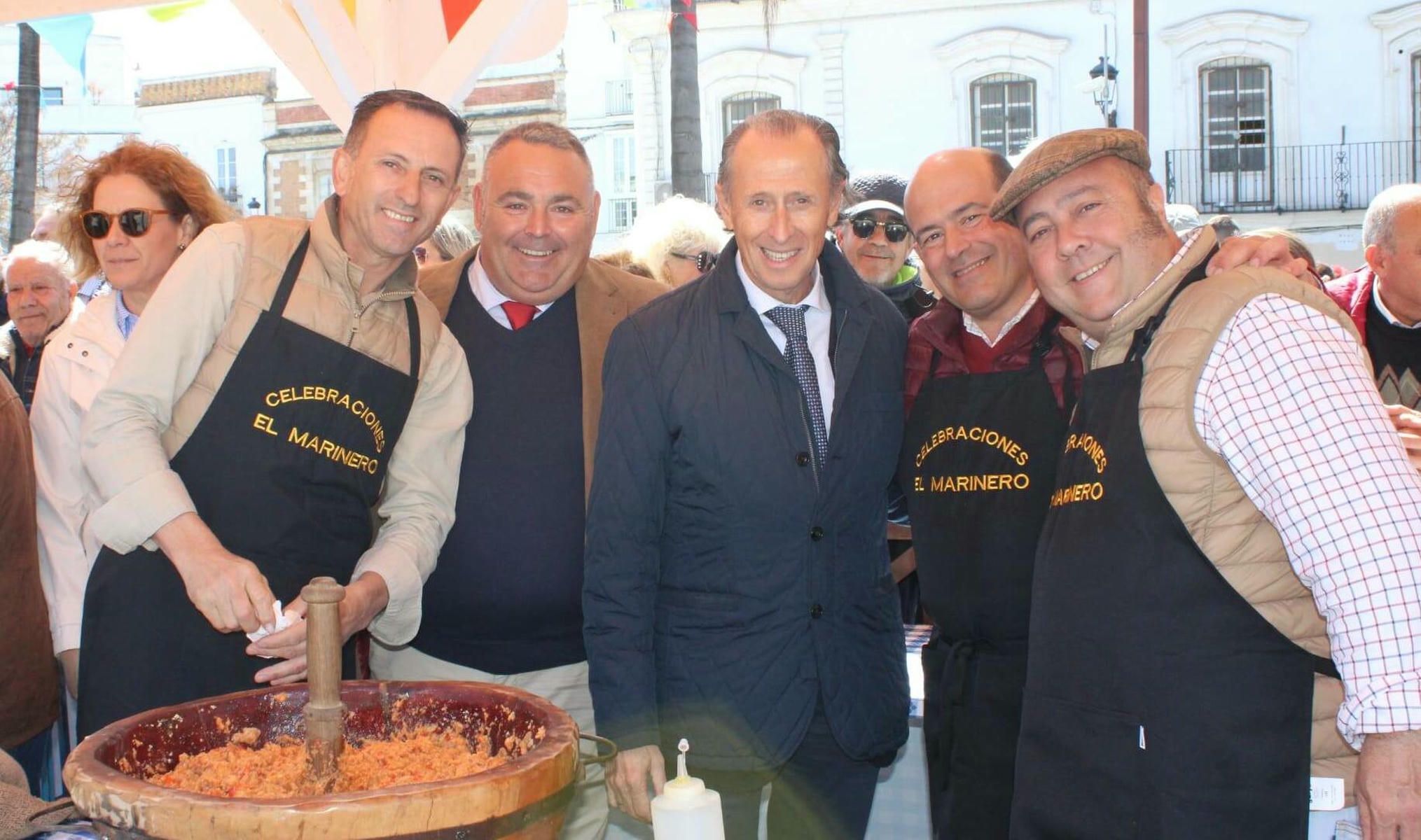 El alcalde de Chiclana, José María Román, junto a varios gazpacheros