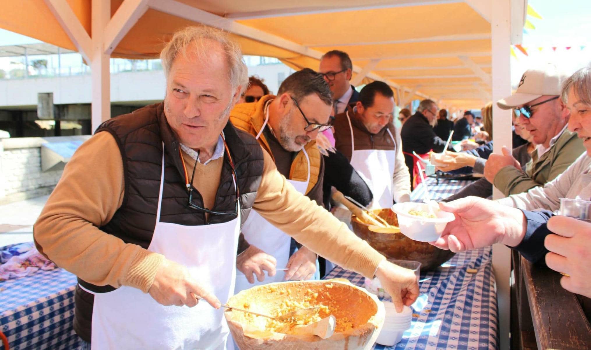 Los gazpacheros han repartido más de 1.000 platos de gazpacho caliente entre los vecinos de Chiclana
