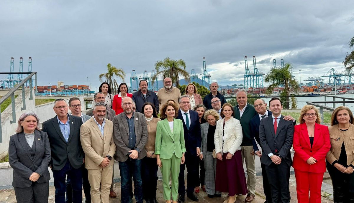 La vicepresidenta María Jesús Montero, rodeada de cargos institucionales y sindicales del Campo de Gibraltar.