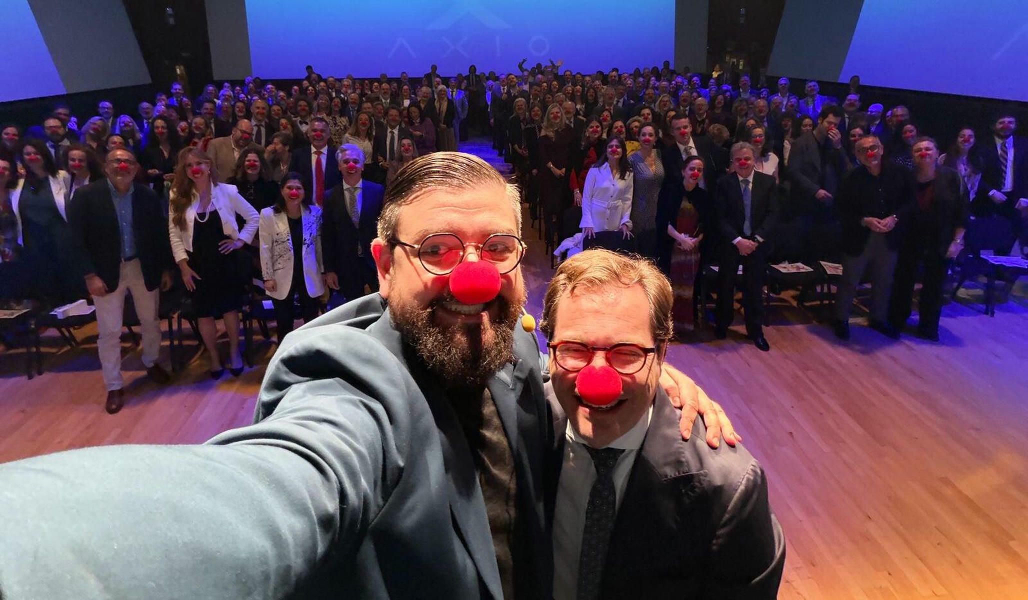 Selfie de Manu Sánchez junto a los presentes en la Gala AXIO en Jerez.