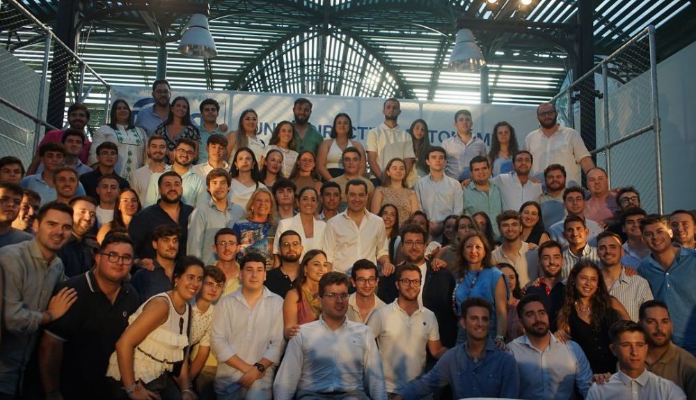 Juanma Moreno, rodeado de miembros de NNGG, en un acto del verano pasado.