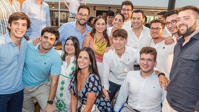 Juanma Moreno, con miembros de NNGG, en Marbella.