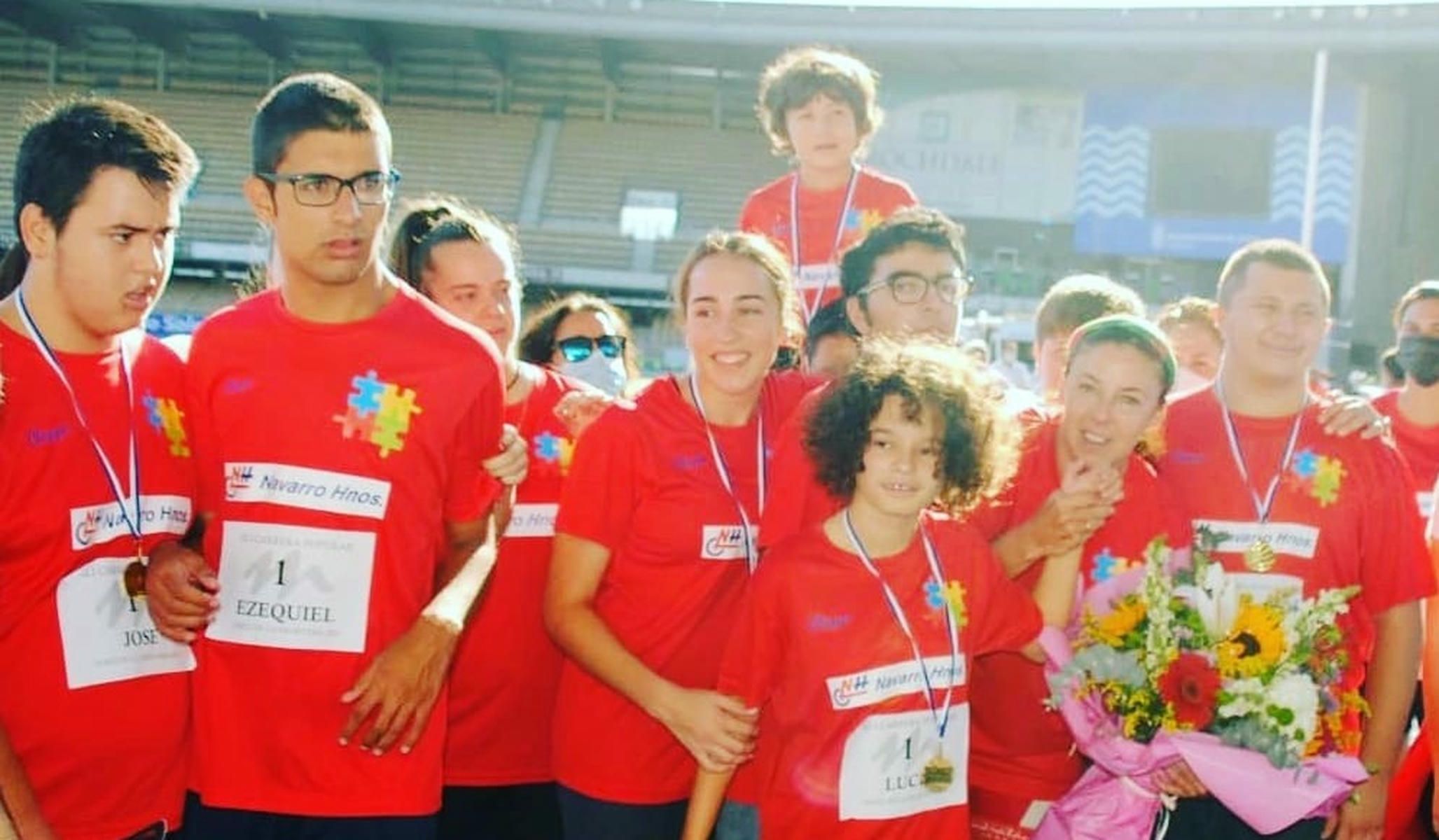Regla Tristán junto a varios niños y jóvenes en una carrera en el Estadio Municipal de Chapín de Jerez