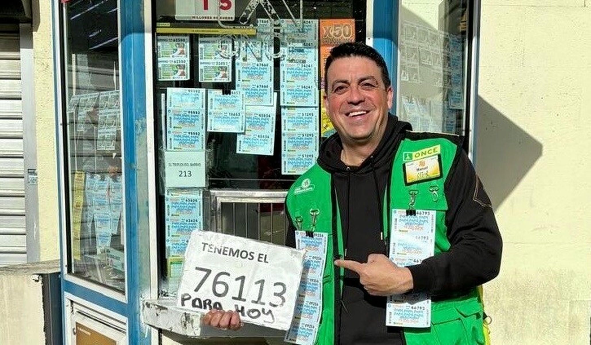 Manuel Landi reparte un Sueldazo de 2.000 euros en la entrada del Mercado de Abastos de Cádiz