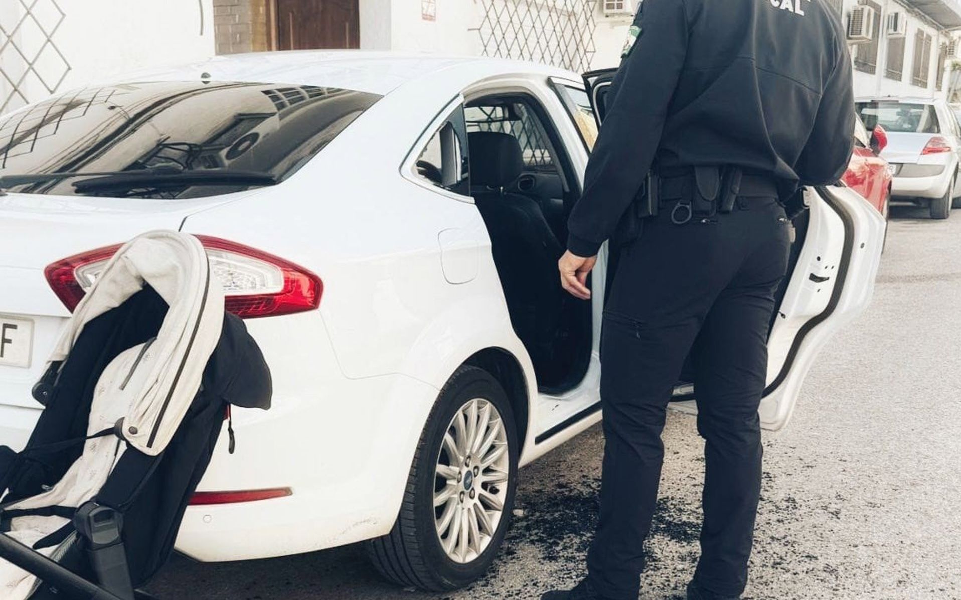 La Policía Local de Jaén libera a una niña de dos años atrapada en un coche.