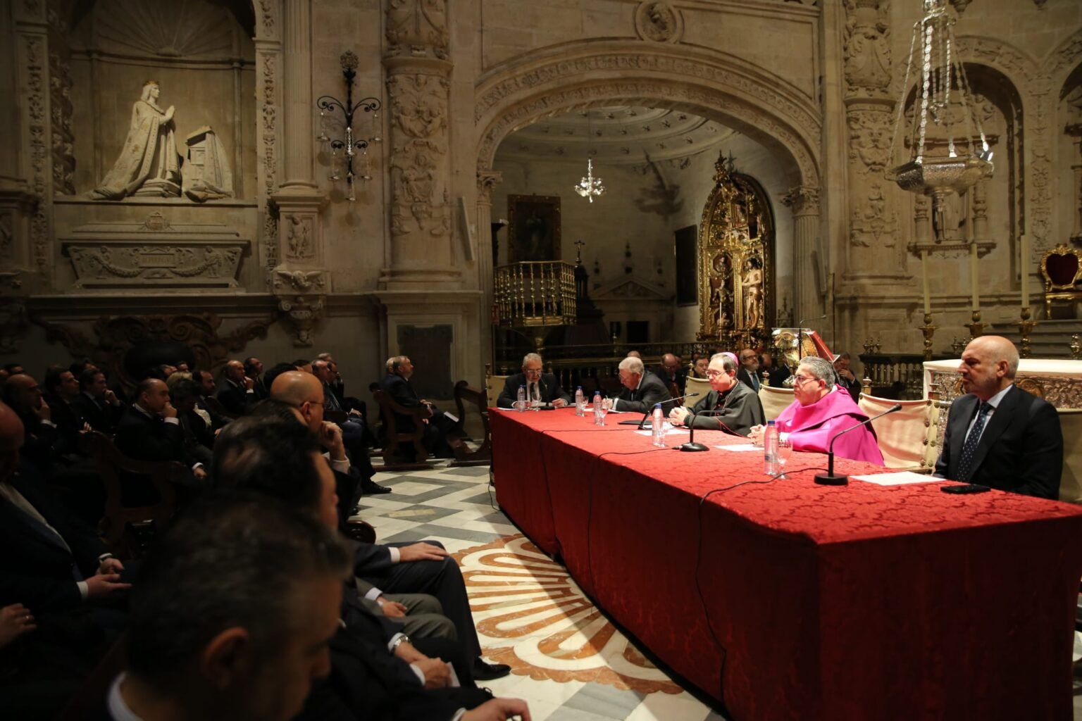 La presidencia del pleno y hermanos mayores en la Capilla Real. La presidencia del pleno y hermanos mayores en la Capilla Real.