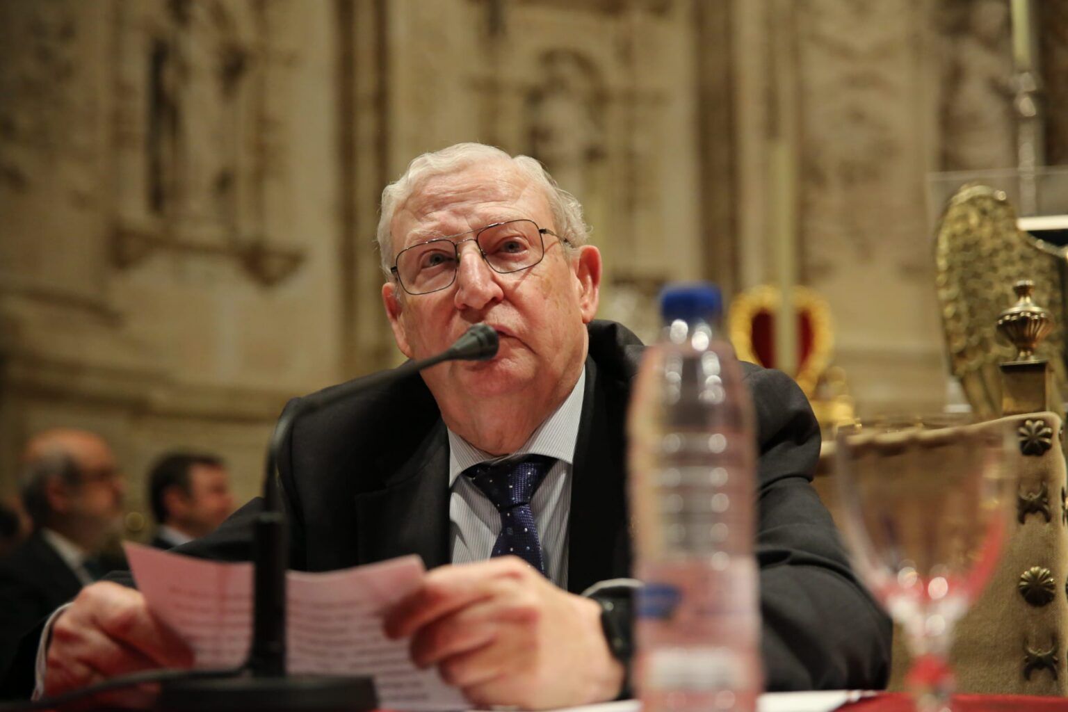 El presidente del Conseio, Francisco Velez, interviniendo en el pleno.   ALEJANDRO CASTILLO