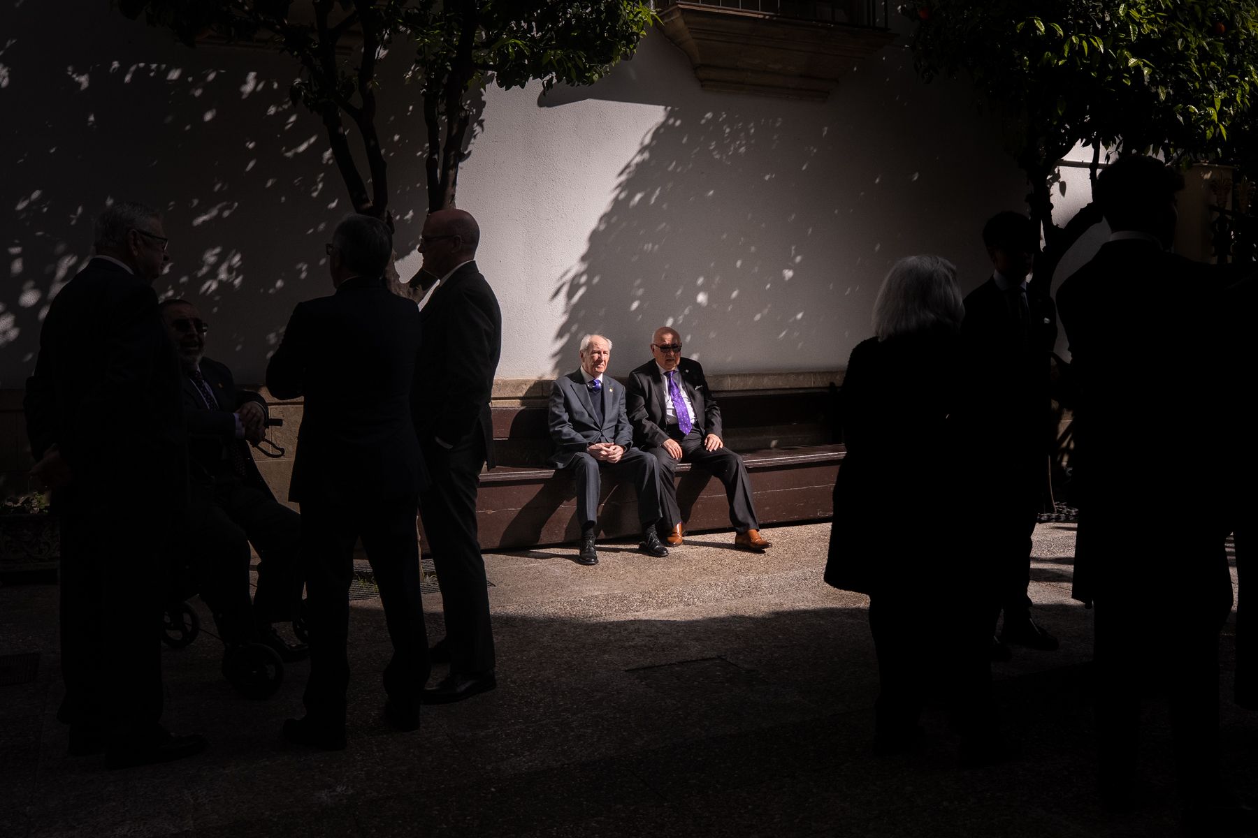 Dos cofrades sentados en el patio de San Juan de Letrán. El Nazareno celebró su función principal. 
