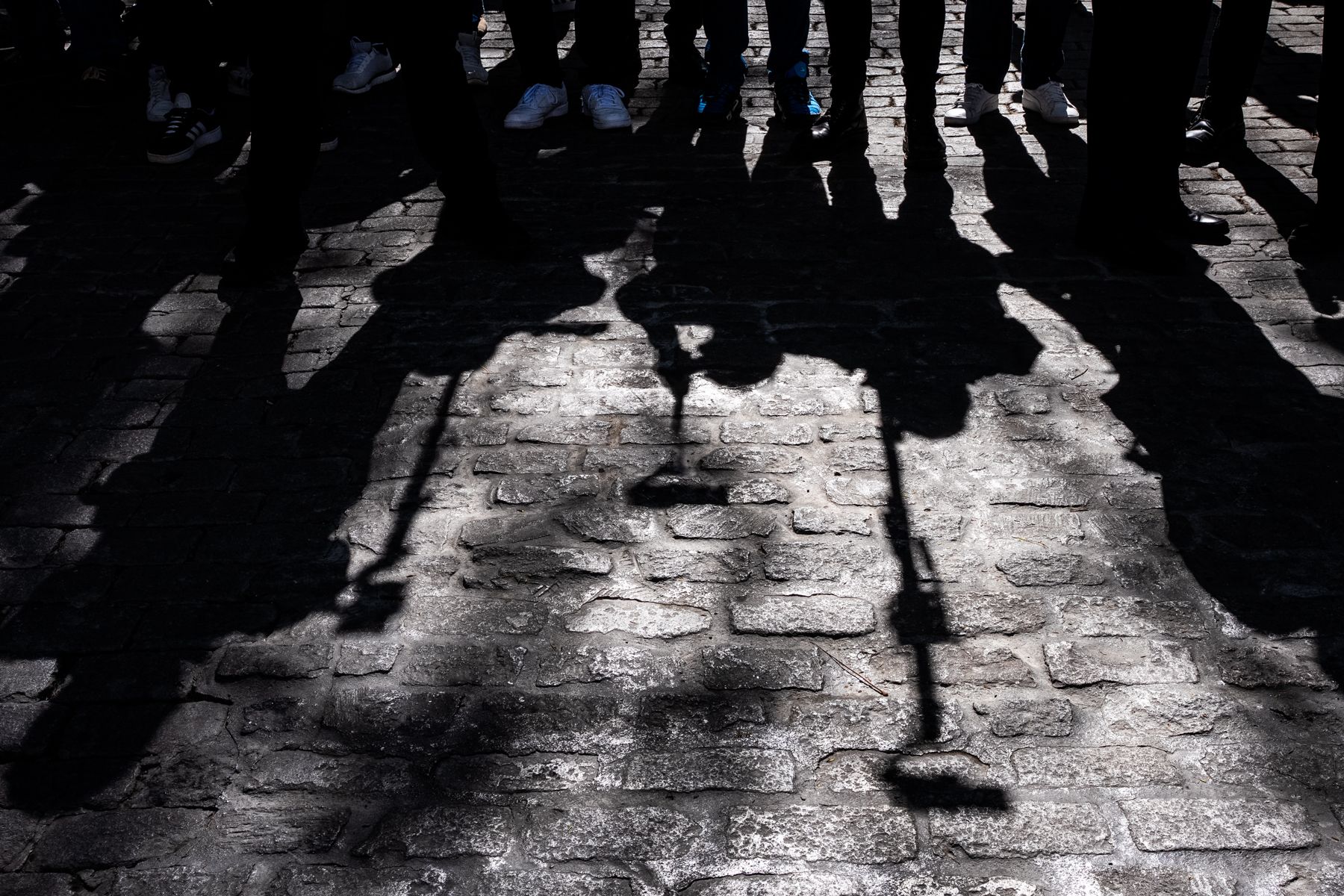 Domara sobre los adoquines de la calle Porvera de los que fueron por delante de la banda sevillana, grabando el momento. 